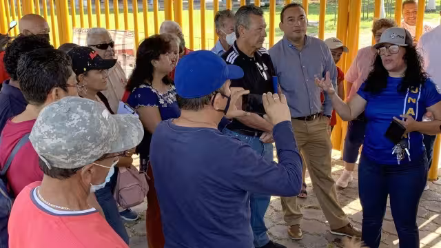 Sindicalizados de la Unacar acudieron Polideportivo Campus II donde estaba Sandra Laffón para exigirle los pagos atrasados