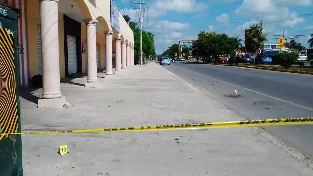 Las autoridades acordonaron la zona del ataque armando en Playa del Carmen para realizar las primeras investigaciones