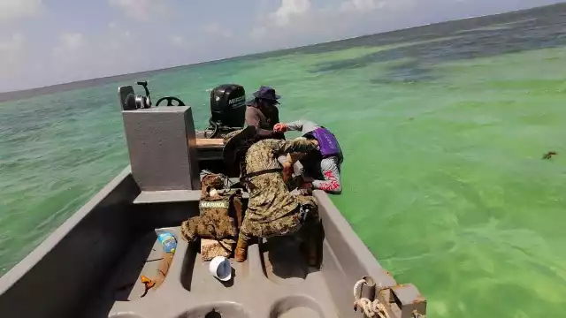 Sobrevivió debido a que llevaba un chaleco salvavidas y se mantuvo a flote