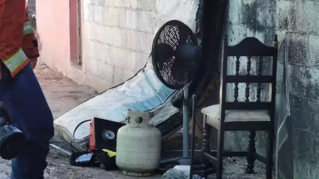 Con autorización del propietario de la vivienda procedieron a abrir la puerta para sofocar el incendio