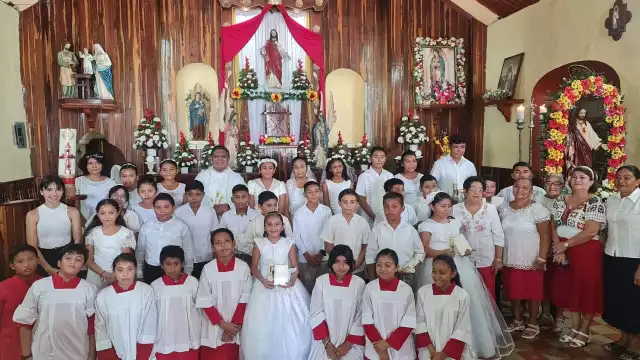 Fueron decenas de niños que realizaron su primera comunión en Sabancuy