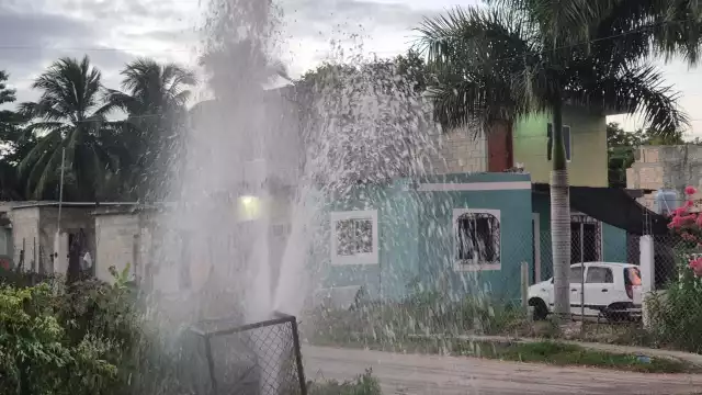 La fuga no se ha detenido y se sigue desperdiciando el agua.