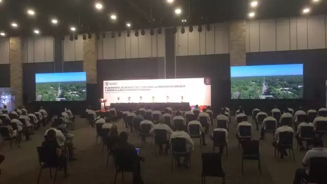El Gobernador de Yucatán, Mauricio Vila Dosal, presentó Plan Estatal de Infraestructura. Foto: Enrique Osorno