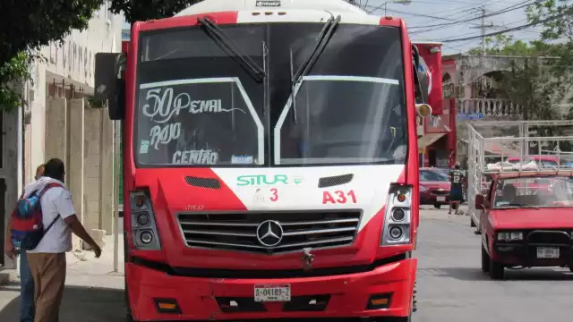 Un pasajero bajó de su asiento al chófer y lo recostó en el pasillo del autobús