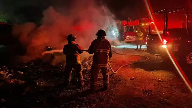 La cantidad de basura era tal que el fuego comenzó a salirse de control