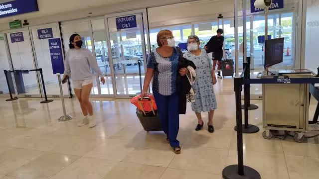 Los primeros vuelos fueron dos de Viva Aerobus de la ruta Ciudad de México- Mérida -Ciudad de México