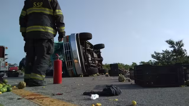En la camioneta viajaban tres hombres que viajaban a Mérida para comercializar sus frutas