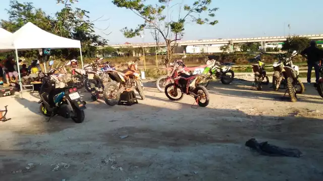 Los integrantes del Club de Motocross en Playa del Carmen pagan para que se retiren los escombros que vierten en la pista