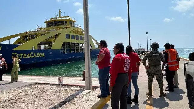 Bomberos y la Marina trabajarán para retirar la camioneta del mar en Punta Sam en Cancún