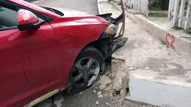 El vehículo presentó graves daños en la parte frontal