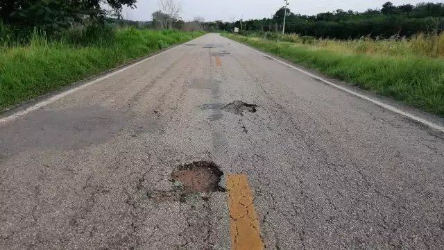 Baches en la carretera federal 261 Hopelchén-Bolonchén de Rejón ponen en riesgo a conductores, especialmente en temporada vacacional.