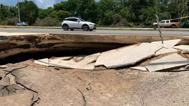 Secretaría de Protección Civil, Prevención de Riesgos y Bomberos acudieron a la zona
