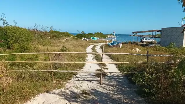 Pescadores colocaron maderas y alambres en la entrada al puerto de abrigo