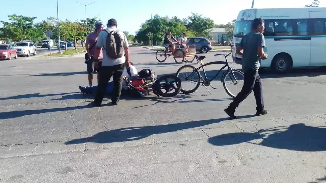 El motociclista resultó con lesiones tras caer al pavimento luego de ser impactado por una conductora en Playa del Carmen