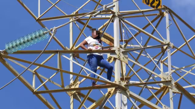 Mediante un boletín, la Policía Estatal indica que los rescatistas siguieron los protocolos de una mujer que cayó de una torre de la CFE en Ciudad Caucel