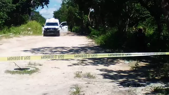 La zona del hallazgo del cuerpo en Playa del Carmen fue acordonada por policías, mientras agentes de la Semar vigilaban el área en tanto los peritos realizaban las diligencias