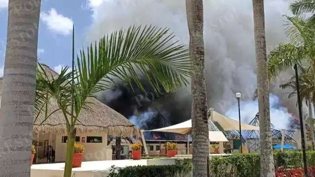 La columna de fuego del incendio en el Hotel Allegro de Cozumel se extendió varios metros de distancia y fue visto por pescadores