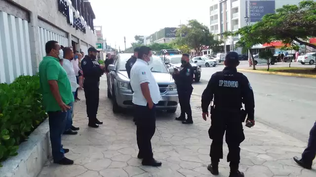 Los conductores de taxi en Playa del Carmen alegaron que la unidad no tiene placas federales para realizar el traslado de turistas