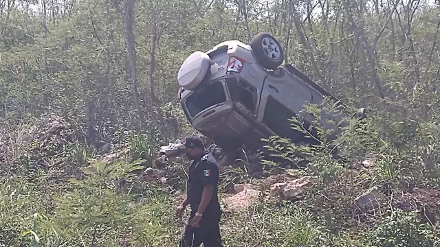 La camioneta dio varias vueltas hasta terminar dentro de la maleza
