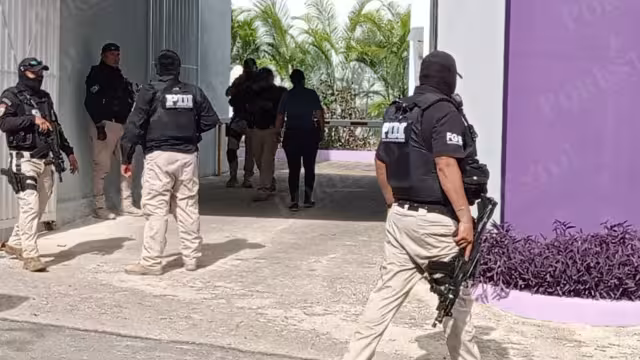 Los elementos de la Policíua de Investigación llegaron al motel en la Región 95 de Cancún para intentar detener a los ladrones armados