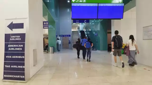 Los usuarios tenían que acudir a los mostradores para conocer el estatus de su vuelo