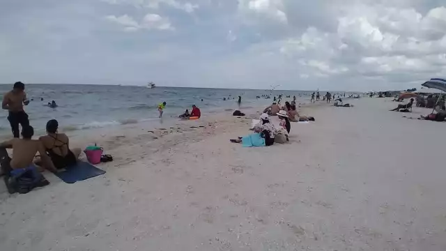 Los visitantes aprovecharon el intenso calor para refrescarse y tomar el Sol