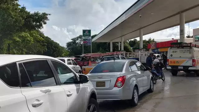 Los automovilistas tardan hasta 40 minutos para cargar combustible. Foto: Víctor Rodríguez