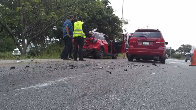 El impacto rompió el medallón de la camioneta Suzuki Vitara