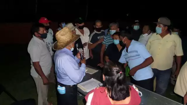 En el mitin celebrado en el domo municiapl se presentaron poco más de 150 comuneros, pero algunos comenzaron a retirarse luego de firmar bajo protesta