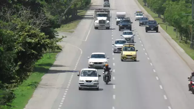 El conductor atropelló a una pareja que viajaba en una motocicleta en el Periférico de Mérida