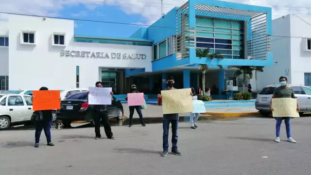 Los solicitantes acudieron con pancartas a las instalaciones de la dependencia. Foto: Abraham Cohuó