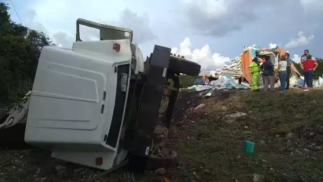 El conductor del volquete resultó lesionado