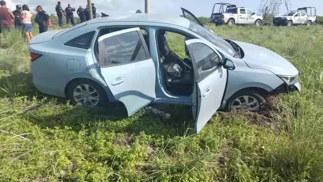 Una familia que regresaba a Tabasco sufrió un accidente en el tramo Sabancuy–Isla Aguada.