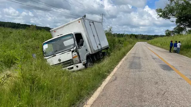 Un camión cargado con bolsas de hielo se salió del camino en la carretera federal 261 Campeche-Hopelchén