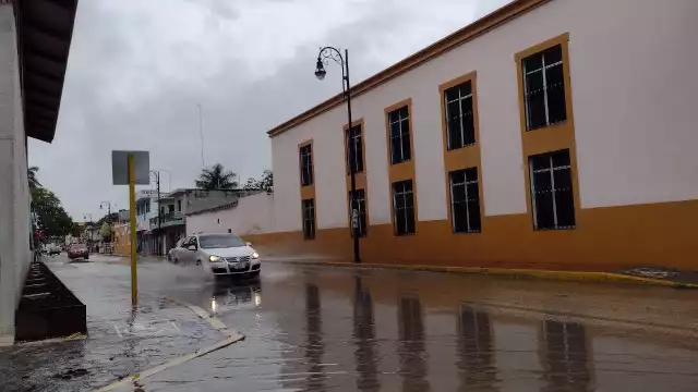 Algunas calles lucían inundadas por las fuertes lluvias que caen desde las primeras horas de esye 3 de enero en Q.Roo