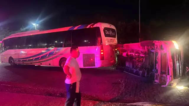 Se registraron siete lesionados, una de estas personas fue trasladada al hospital general, mientras que los demás fueron llevados al IMSS Coba