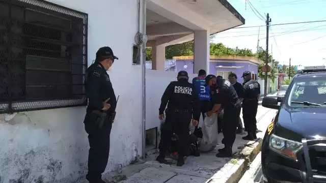 Los agentes los amonestaron por ingerir bebidas embriagantes y les pidieron se retiraran del lugar