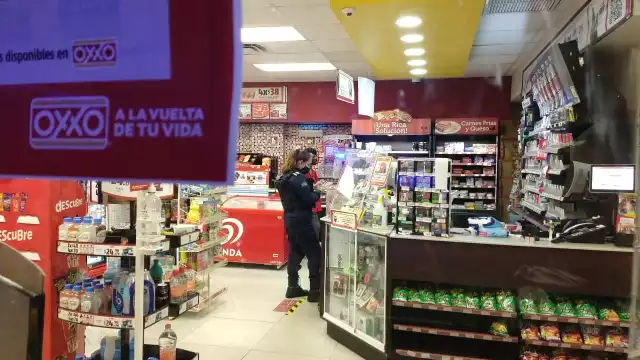 Clientes y empleados fueron amenazados por los tres hombres que ingresaron