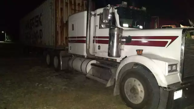 Ambos choferes, las unidades y el recurso maderero fueron puestos a disposición de la FGR del municipio para las indagaciones correspondientes