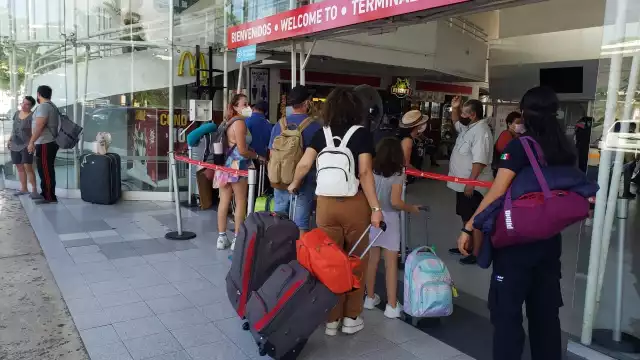 Los guardias de seguridad de la Terminal de ADO en Cancún indicaron que los que más se resisten al uso del cubrebocas son los turistas extranjeros