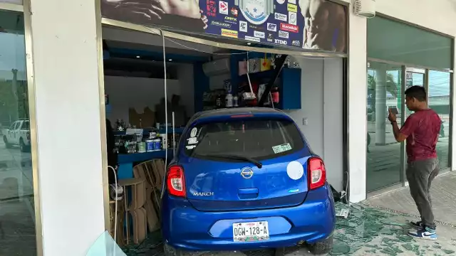 Mujer de la tercera edad incrusta su auto en tienda de suplementos en Ciudad del Carmen