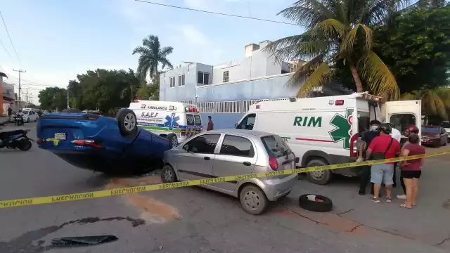 El Sentra terminó volcado tras el impacto del Matiz sobre el cruce vial.