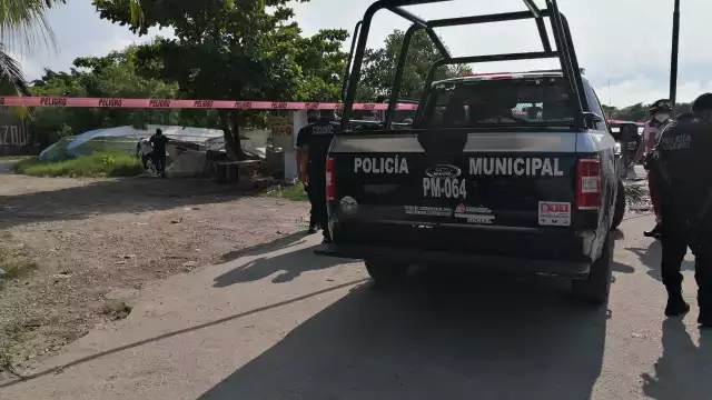 El lugar fue acordonado por elementos de la Policía Municipal para evitar que curiosos se acercarán al cuerpo