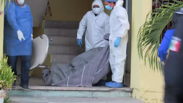 El cuerpo de forenses llegó al lugar por el cuerpo