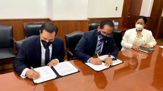 Mauricio Vila firmó el acuerdo con el rector de la UACH