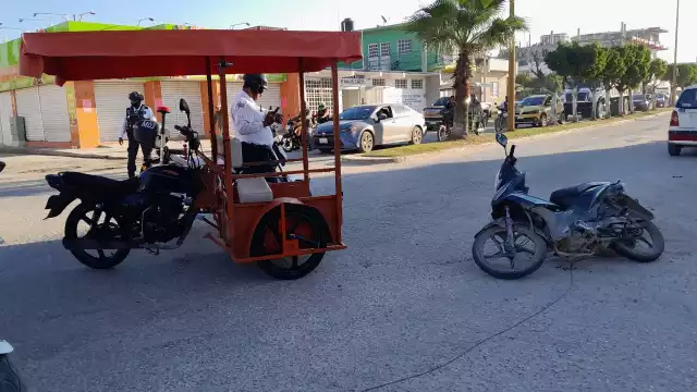 Una mujer resultó lesionada en la rodilla izquierda y sufrió golpes en la cabeza tras un choque entre una motocicleta y un mototaxi en la avenida Héctor Pérez Martínez