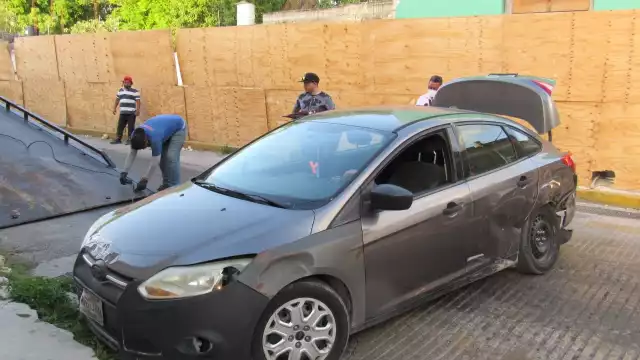 El automóvil obstruyó el paso por varias horas