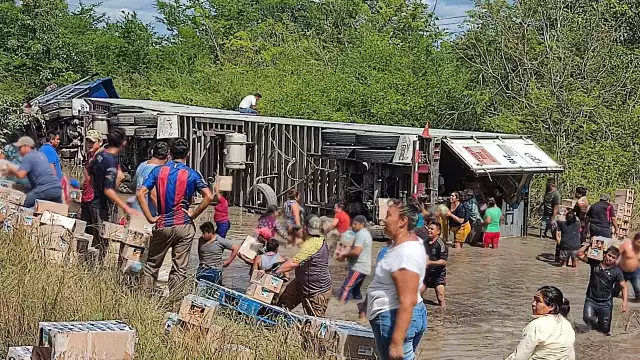 El tráiler transportaba jugo de tomate y venía de la Ciudad de México