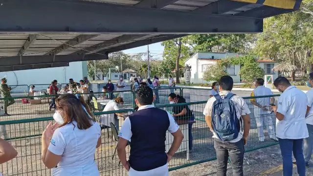 El personal fue llevado al lugar donde se aplicarán la vacuna