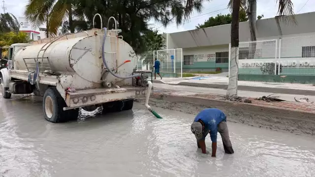Un funcionario dijo que están desaguando las calles del centro con equipos de bombeo y una cisterna